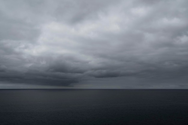 Foto mar y cielo con la tormenta