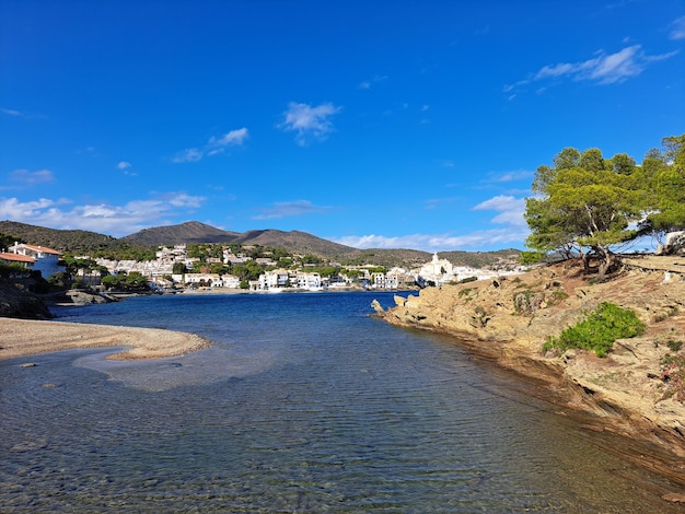 Foto mar y ciudad cadaques españa