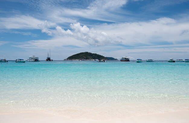 Mar claro bonito com barco em similan