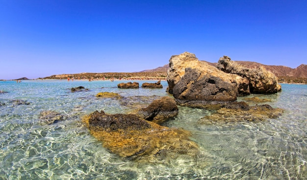 Mar claro en la laguna de Elafonisi en la isla de Creta en Grecia