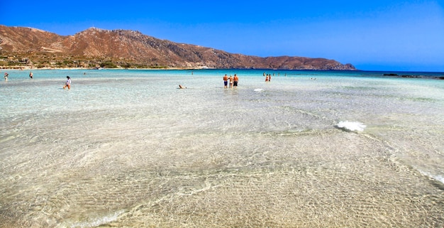 Mar claro na lagoa Elafonisi na ilha de Creta na Grécia