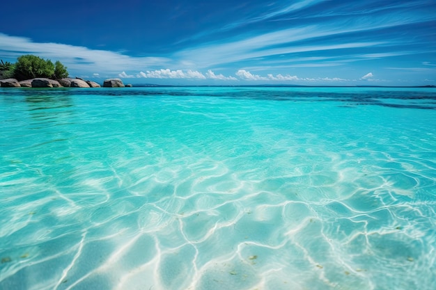 Mar com água azul-turquesa clara e fundo de superfície de água azul-turquesa de verão matinal