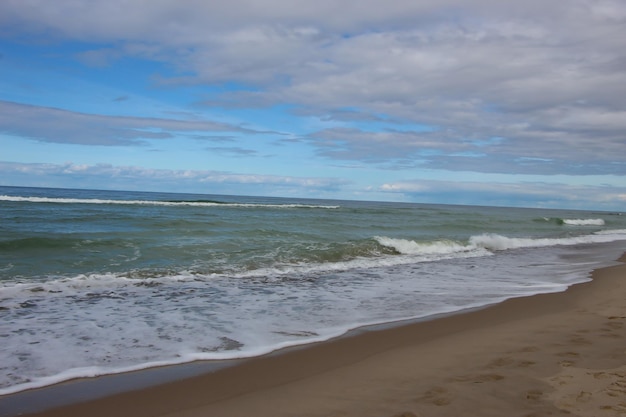 Foto mar com espuma de onda branca em um dia ensolarado e claro. mar báltico