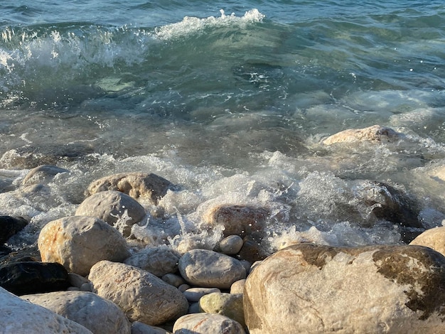 Mar com praia de seixos como espaço de cópia de fundo