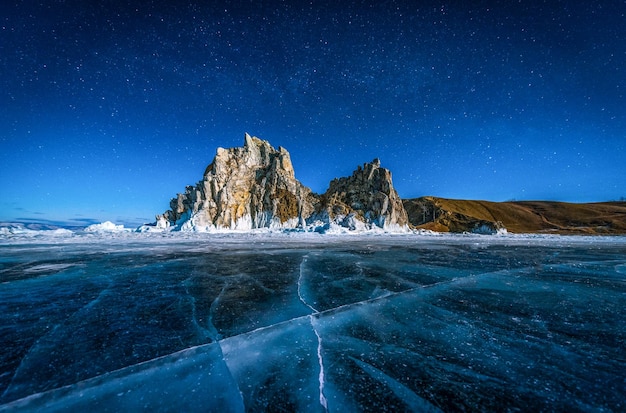 Mar congelado contra montanhas durante o inverno