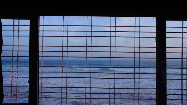 Foto el mar contra el cielo visto a través de la ventana