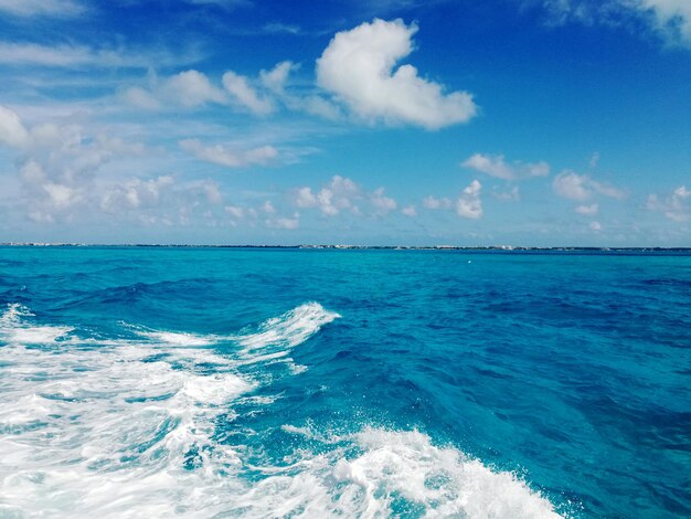 Foto mar contra o céu azul