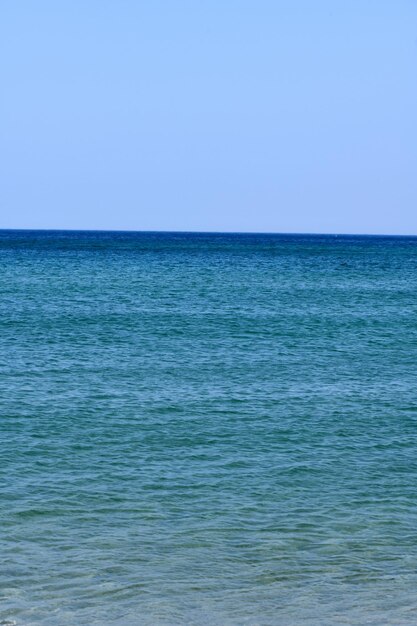 Foto mar coreano, fundo azul, mar azul e céu