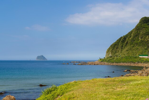 El mar de la costa con el cielo azul