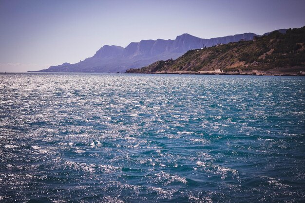 Mar y costa con montañas con filtro.