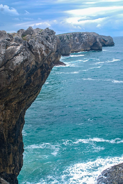 Mar de la costa rocosa