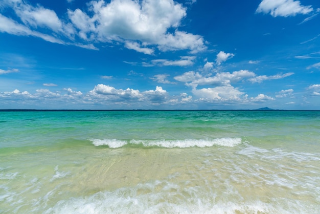 Mar de cristal y fondo de cielo azul. Playa tropical.