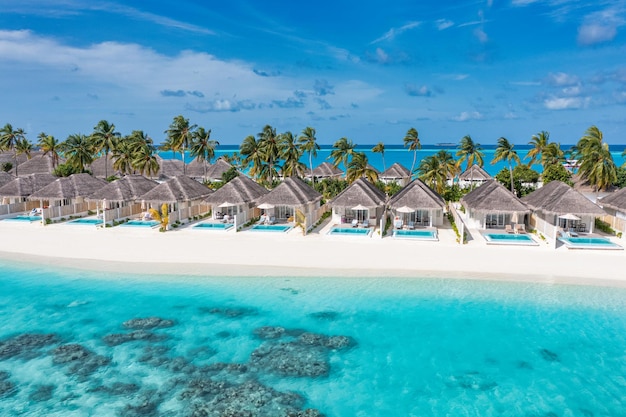 Mar da ilha paradisíaca das Maldivas. Destino de turismo exótico, fundo de férias de verão. Viagem aérea