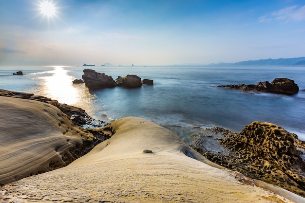 Mar da manhã mar e pôr do sol e Long Shutter Speed ​​Exposição no mar de Taiwan
