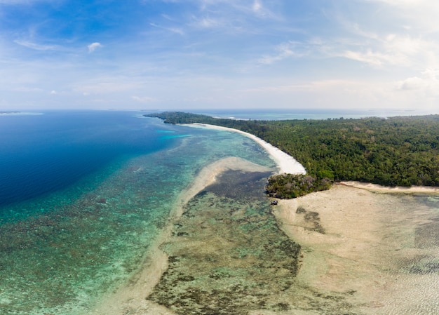 Mar das caraíbas tropical do recife da ilha da praia da vista aérea. Arquipélago das Molucas da Indonésia, Ilhas Kei, Mar de Banda. Destino de viagem superior, melhor mergulho com snorkel, panorama deslumbrante.