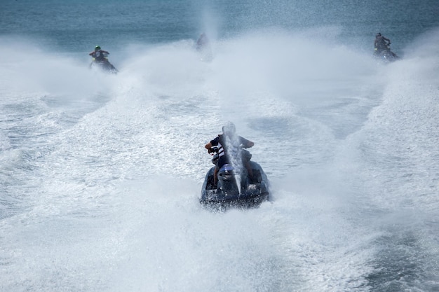 Mar de competição de jet ski.