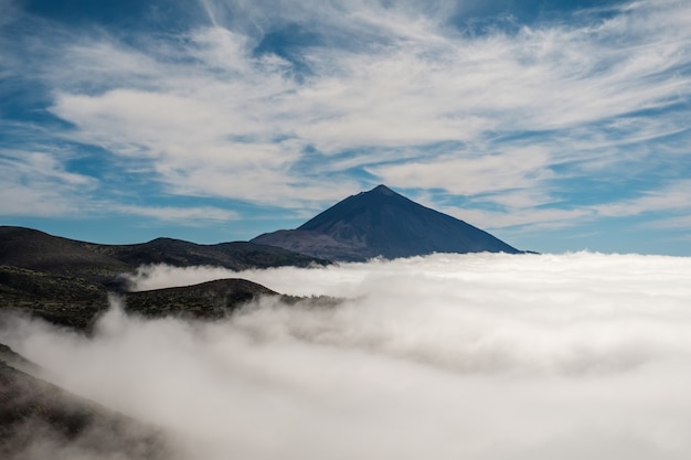 Mar de nuvens com o vulcão Teide