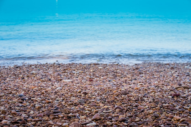 Foto mar de paisagem e pedras na praia