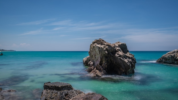 Mar de pedra com fundo do céu de nuvem