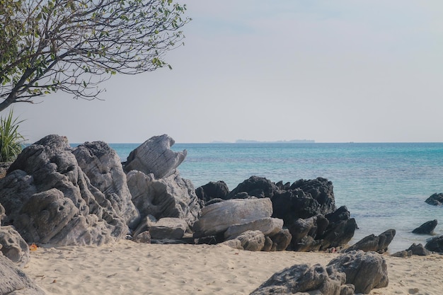 Mar de praia de rochas e céu azul karimun Jawa Indonésia