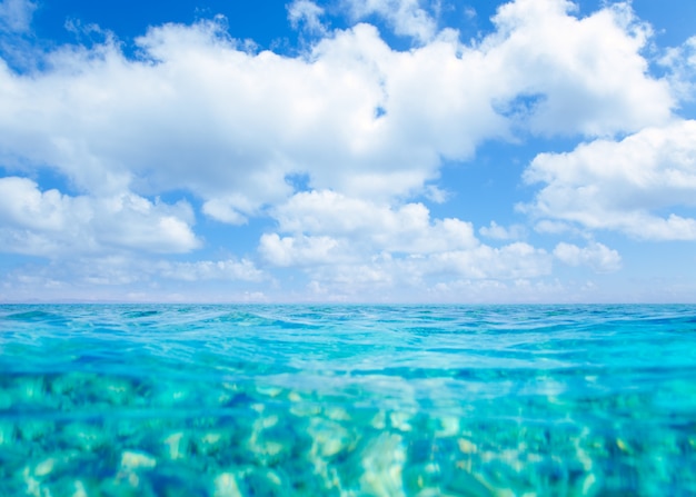 Mar de turquesa Ilhas Beleares sob o céu azul