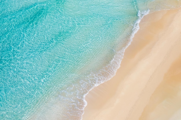 Mar de verão belas ondas, água do mar azul em dia ensolarado. Vista superior do drone. Vista aérea do mar