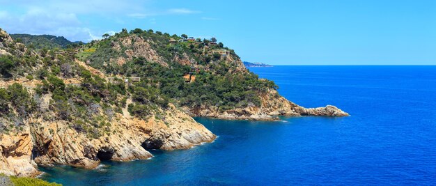 Mar de verão costa rochosa paisagem Giverola Costa Brava Espanha Vista de cima Cinco tiros ponto panorama de alta resolução