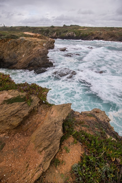 Mar do litoral áspero de Porto Covo