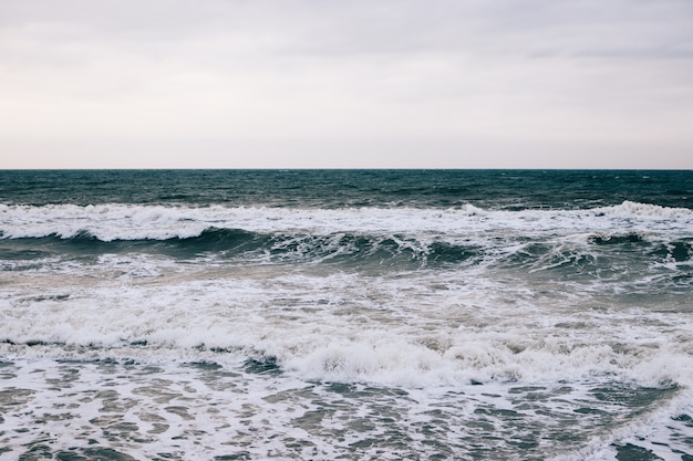 Mar e as ondas no inverno ao amanhecer