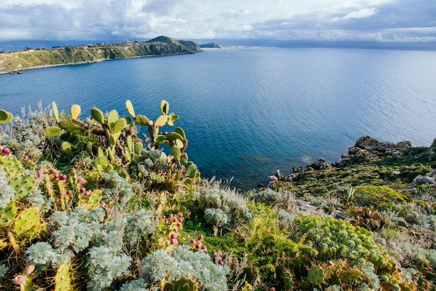 Foto mar e cabo milazzo. itália.