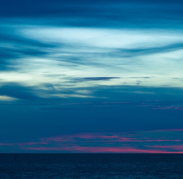 Mar e céu à noite.