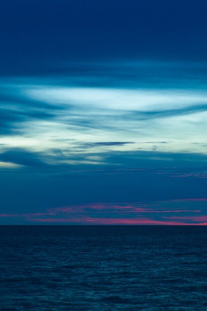 Mar e céu à noite.