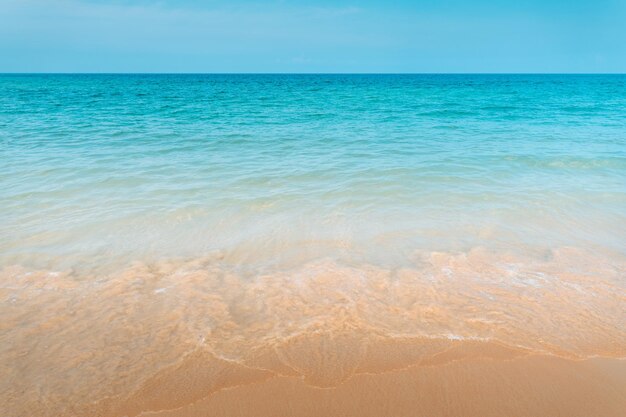 Mar e céu da praia em um dia ensolarado em uma ilha tropical