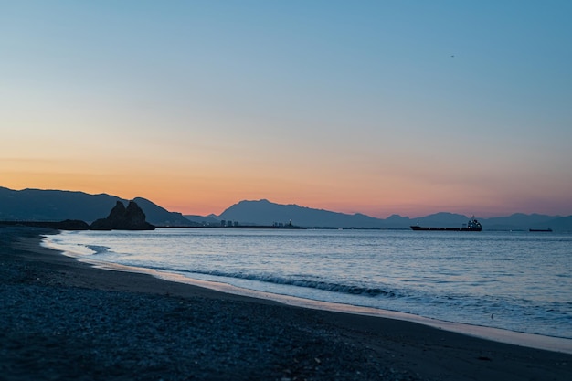 Mar e montanhas do sul da Itália ao amanhecer Vietri Belo amanhecer de verão Viagem pela velha Europa paisagens pitorescas Costa Amalfitana Mar Tirreno Cidade Vietri sul Mare