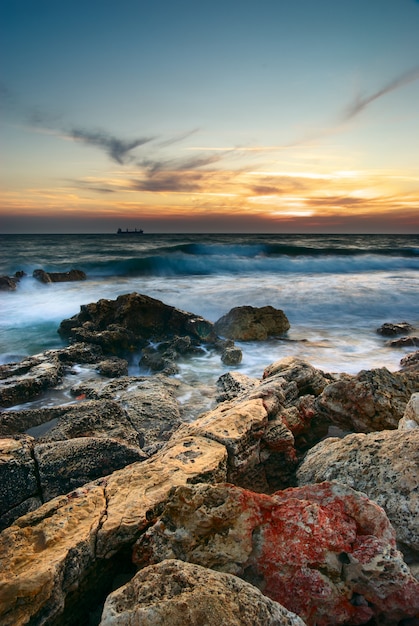 Mar e pedra ao pôr-do-sol