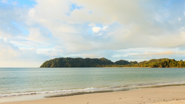 Mar e praia tropical bonita