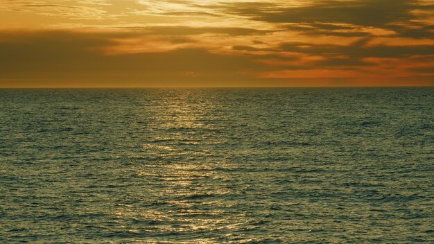 Mar e sol em uma textura de paisagem abstrata de água brilhante e ondas suaves em tempo real