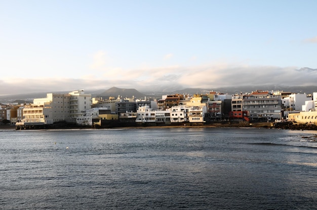 Mar y edificio al atardecer