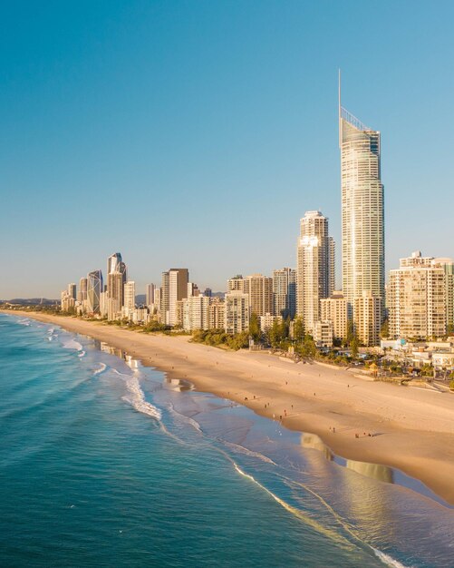 Mar por los edificios contra el cielo azul claro