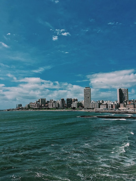 Foto mar por edificios contra el cielo azul