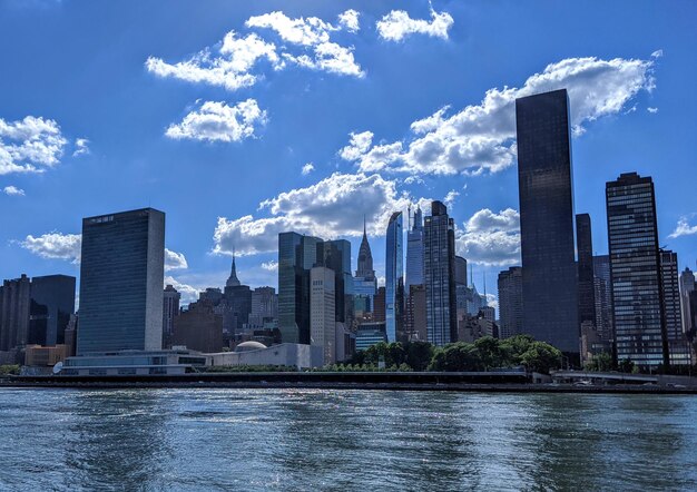 Foto mar por edificios modernos contra el cielo en la ciudad