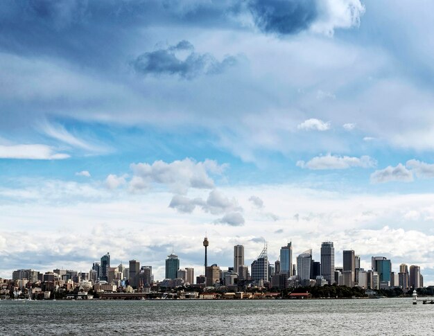 Foto mar por edificios modernos contra el cielo