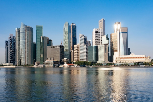 Mar por edificios modernos en Singapur contra el cielo despejado