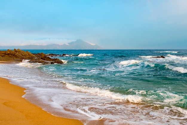 Mar Egeo increíble en el tiempo de la tarde