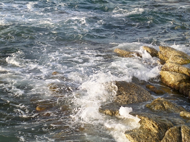 Mar egeu azul ondulado no dia ventoso na ilha de mykonos, grécia