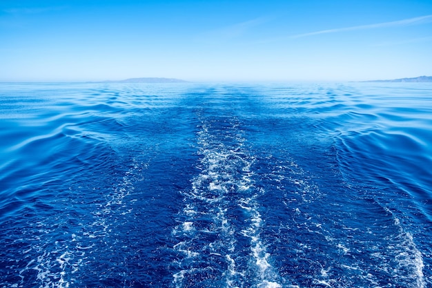 Foto mar egeu barco branco despertar mar azul e céu fundo vista do barco