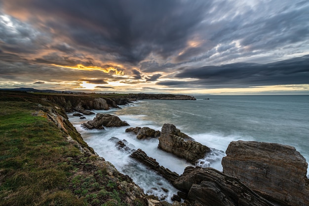 Mar enfurecido en la costa del Cantábrico