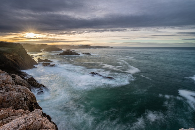 Mar enfurecido na costa de Cantabrico