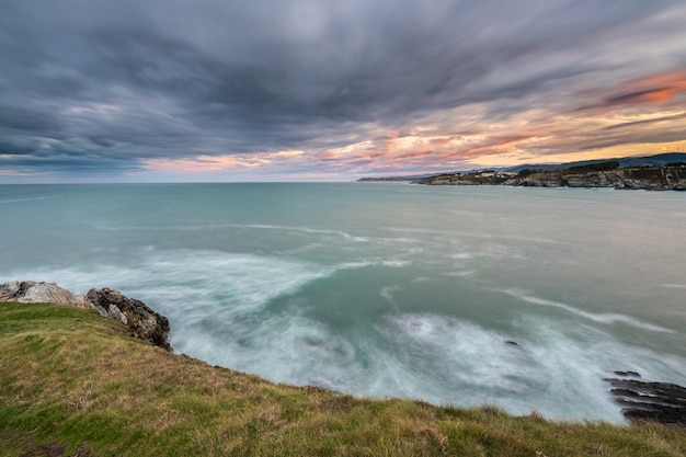 Foto mar enfurecido na costa de cantabrico