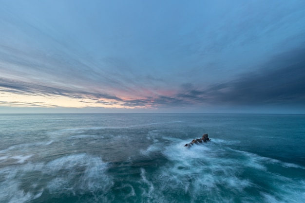 Mar enfurecido na costa de Cantabrico